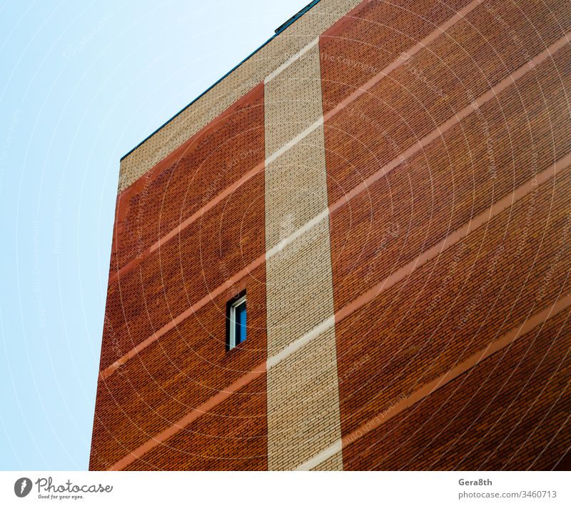 hohe Wand mit einfachem Fenster auf blauem Himmelshintergrund Architektur Hintergrund Knüppel Blöcke Blauer Himmel Ziegel hoch Haus orange Muster Single