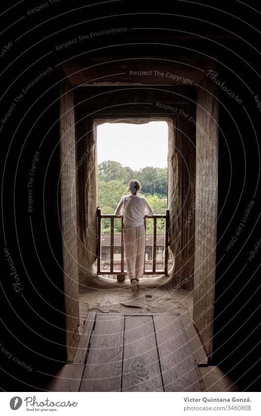 Frau, die in einem Tempel aus dem Fenster schaut Angkor Kambodscha Siem Riep Architektur Asien hell Burg oder Schloss Tür Türöffnung Familie Haus