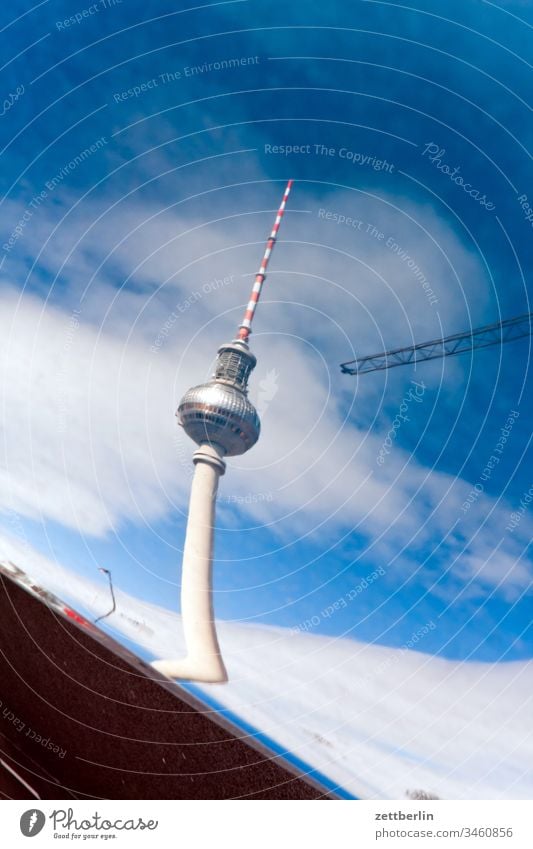 Spiegelbild vom Fernsehturm architektur außen berlin city frühjahr frühling hauptstadt haus innenstadt menschenleer städtereise textfreiraum tourismus touristik