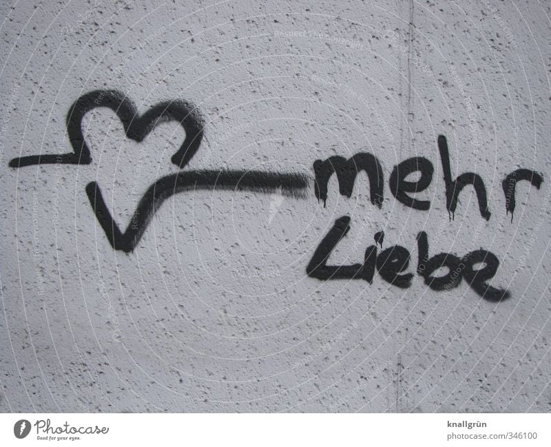 mehr Liebe Mauer Wand Zeichen Schriftzeichen Herz Kommunizieren schwarz weiß Gefühle Glück Lebensfreude Verliebtheit Romantik Hoffnung Wunsch Graffiti Farbfoto