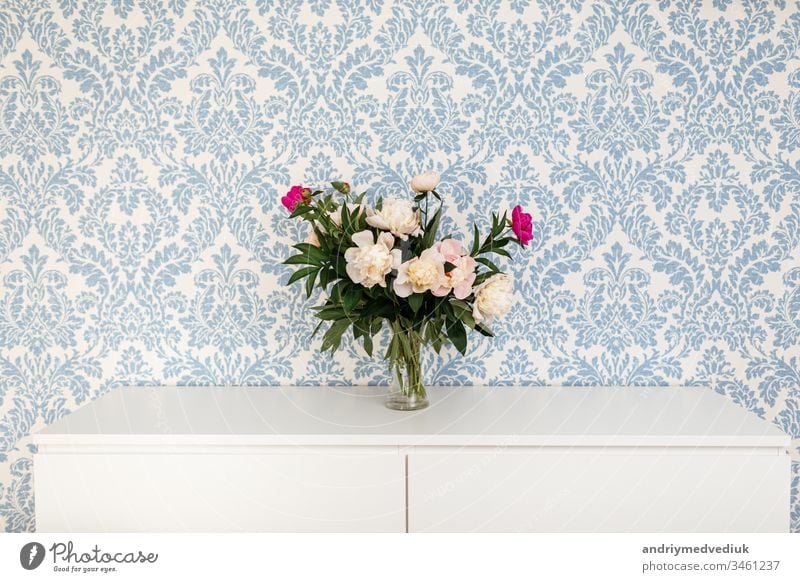 Pfingstrosen Frische Schnittblumen in Vase mit Kopierfeld auf weißem Tisch auf blauem Hintergrund rosa Blume Pflanze Blütezeit Dekor Textur Natur romantisch