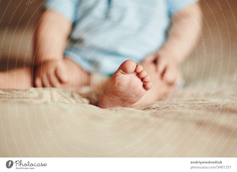 die Füße eines kleinen Kindes. Die kleinen Finger eines Neugeborenen. süße kleine Babyfüße Fuß neugeboren Mutter schön weiß wenig Familie Nahaufnahme Liebe