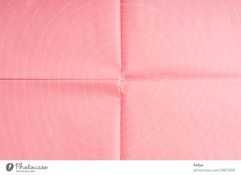 Rosa Papierhintergrund mit Knittertextur rosa Korallen Verpackung Hintergrund Bügelfalte Textur Geometrie abstrakt Kunst Konzept modern Textfreiraum Attrappe