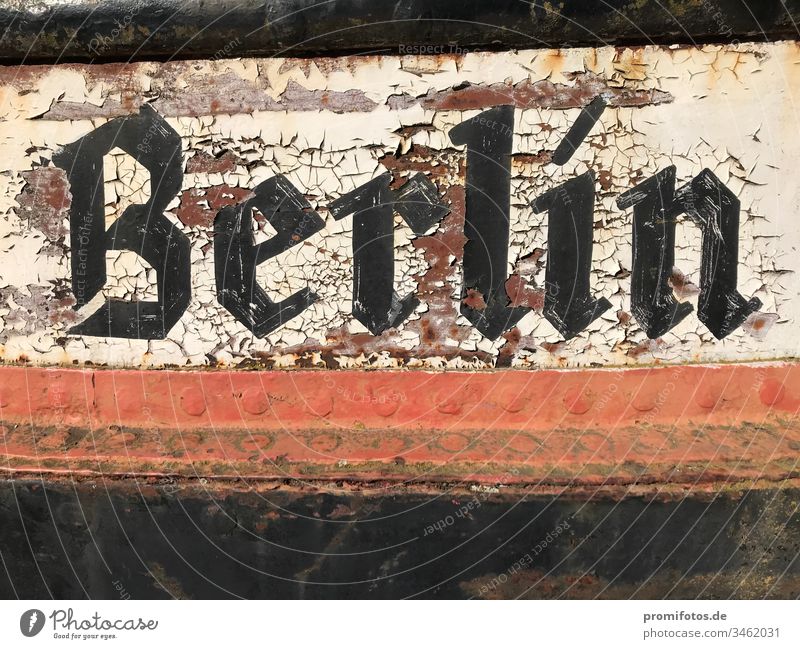 Abblätternder Schriftzug Berlin auf Metall. / Foto: Alexander Hauk Hauptstadt Deutschland Typographie Bundeshauptstadt schwarz weiß rot Schiff Boot Rost Alter