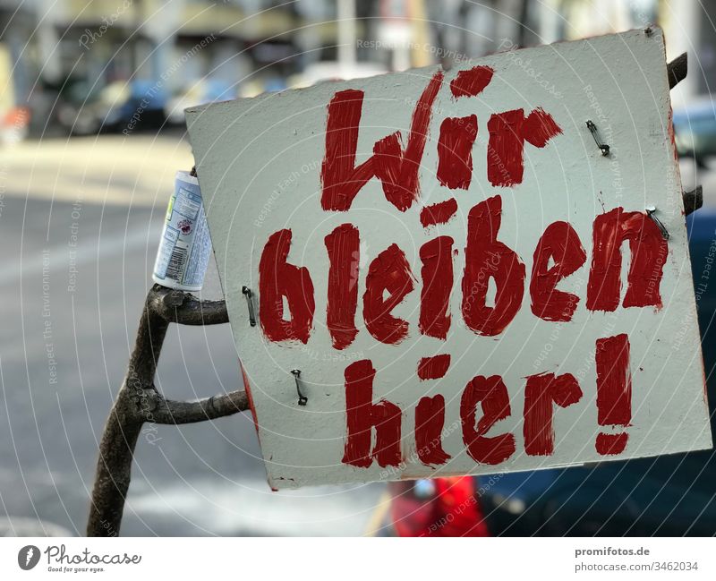 Kampf gegen Gentrifizierung: Schild mit Aufschrift "Wir bleiben hier!" Berlin Mietwucher Mietenwahnsinn Immobilien immobilienhai Wohnung Wohnen Immobilienmarkt