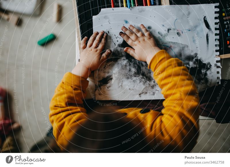 Kindermalen mit Händen Gemälde Kunst streichen mehrfarbig Farbe Pinselblume Künstler Anstreicher Kreativität Farbfoto Freizeit & Hobby zeichnen Papier