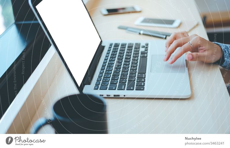Nahaufnahme der Hände einer jungen Geschäftsfrau beim Tippen auf einem Computer-Laptop mit leerem Bildschirm im Büro oder Cafe, Geschäftskonzept asiatisch