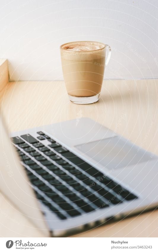 Arbeitsbereich im Café mit Computer-Laptop und Milchkaffee, Lebensstil und Geschäftskonzept Hintergrund Getränk Pause Business Cappuccino Kaffee Mitteilung