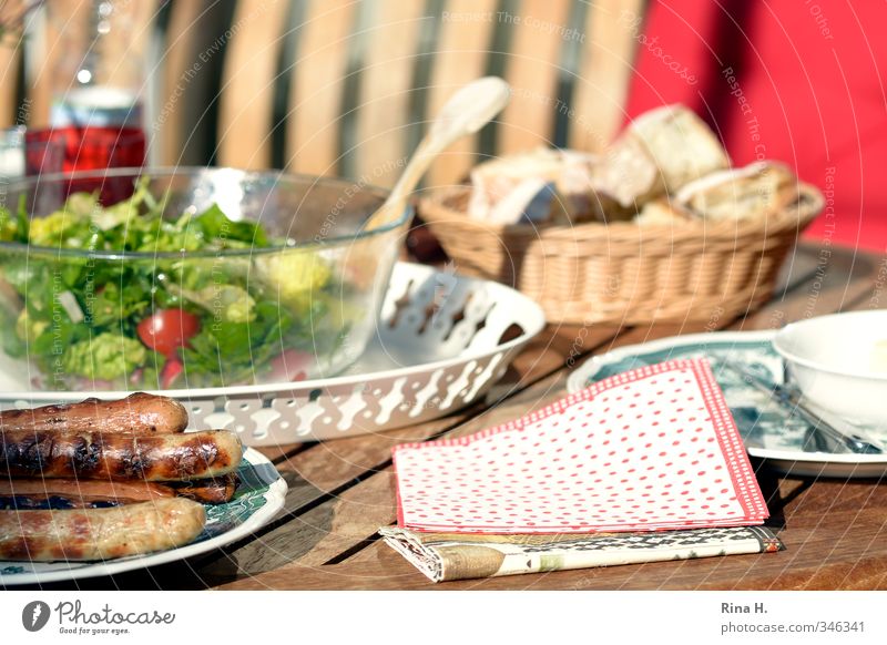 Grillsaison ist eröffnet Wurstwaren Salat Salatbeilage Bratwurst Ernährung Geschirr Teller Wohnung authentisch lecker mehrfarbig grün rot Lebensfreude Holztisch