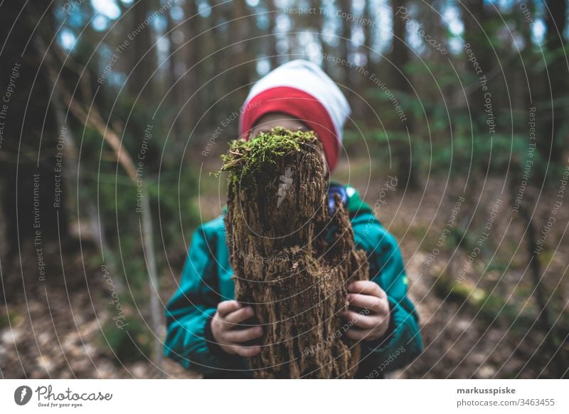 Kind mit Totholz in der Hand grün Grünpflanze Natur Outdoor Blätter haltend Boden Nadelbaum Nadelwald Kiefernzapfen Kiefernwald Wald Waldboden ökologisch