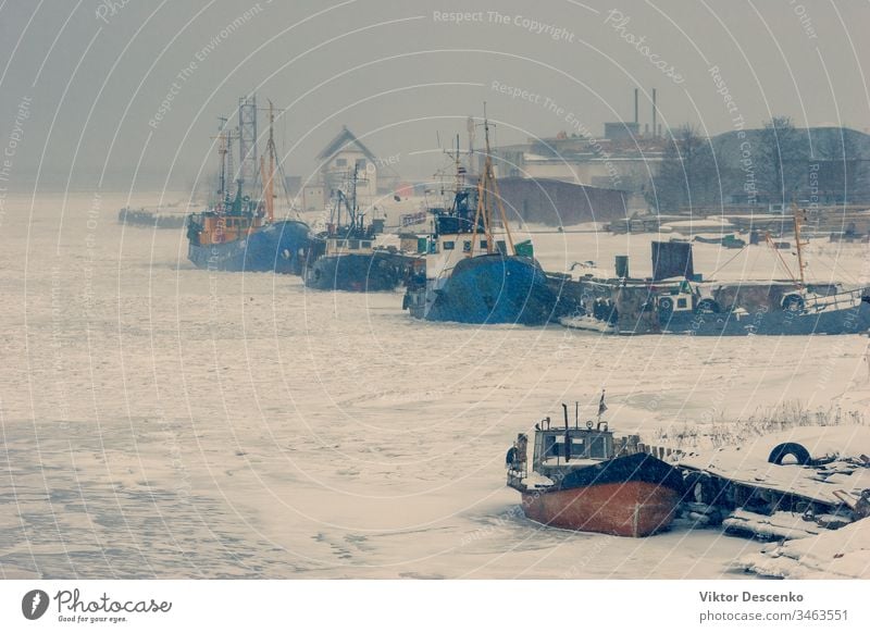 Fischerboote im Eis einer zugefrorenen Bucht baltisch Strand blau Boot Boote Business Ladung Großstadt Küste kalt wirtschaftlich bedeckt Dezember Europa