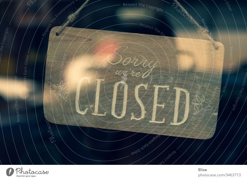 Ein Schild auf dem geschlossen steht, weil das Geschäft wegen der Corona Krise geschlossen hat closed Laden Umsatzeinbußen Covid Covid-19 Einzelhändler