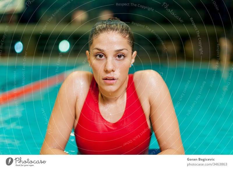 Junge Frau im Schwimmbad aktiv Aktivität Erwachsener Wesen Pflege Kaukasier Konkurrenz wettbewerbsfähig Konzentration Übung Fitness Mädchen Gesundheit
