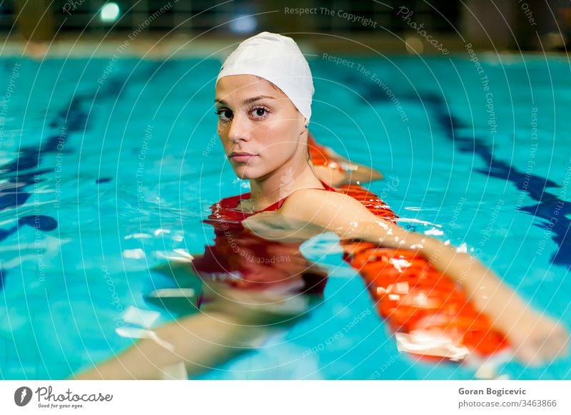 Schwimmendes Mädchen aktiv Aktivität Erwachsener Wesen Pflege Kaukasier Konkurrenz wettbewerbsfähig Konzentration Übung Frau Fitness Gesundheit Gesundheitswesen