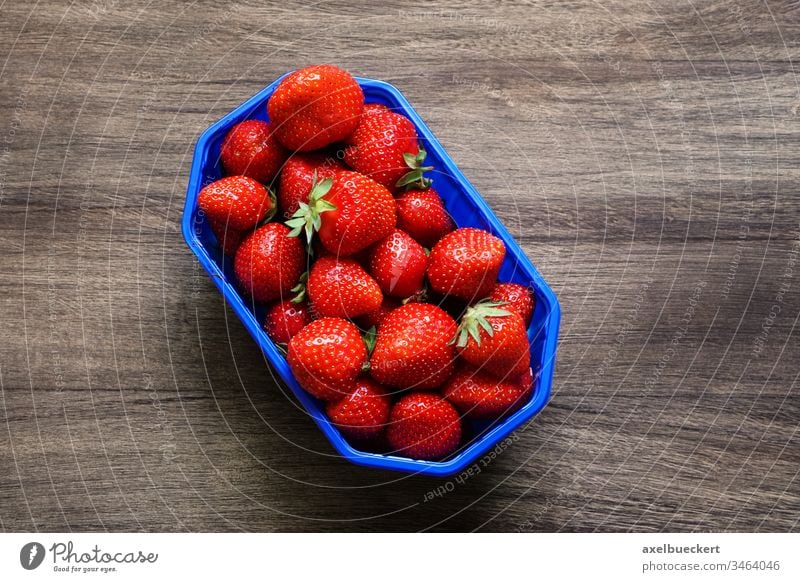 Draufsicht Schale Erdbeeren auf Holztisch erdbeeren Frucht Lebensmittel Garten-Erdbeere Vitamin C Korb rot reif frisch Lifestyle lecker Sommer süß organisch