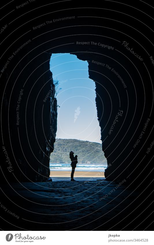 Frau in Höhle am Strand Neuseeland Identität Ferien & Urlaub & Reisen Stimmung Tourismus Farbfoto Außenaufnahme Licht Schatten Silhouette Unschärfe Natur