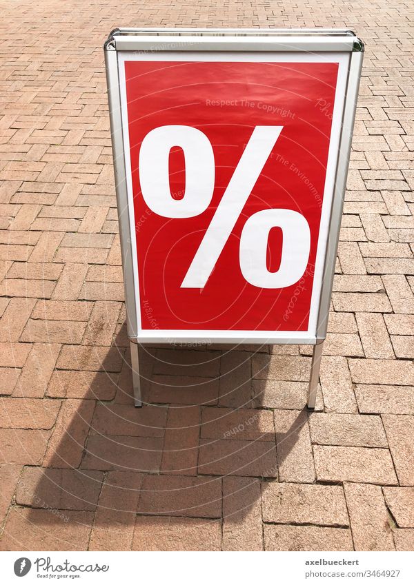 Kundenstopper Schild Rabatt Prozente Sale Zeichen kaufen Werbung Marketing Symbol rot Objekt Einzelhandel Bürgersteig Straße stehen Verkauf Schnäppchen