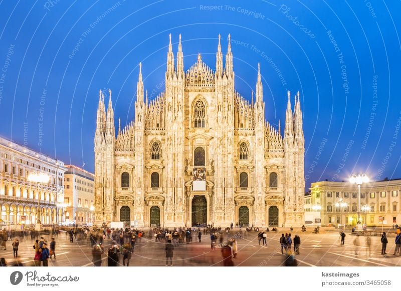 Der Mailänder Dom (Duomo di Milano) ist die gotische Kathedrale von Mailand, Italien. In der Dämmerung vom Platz voller Menschen erschossen. Religion Kirche
