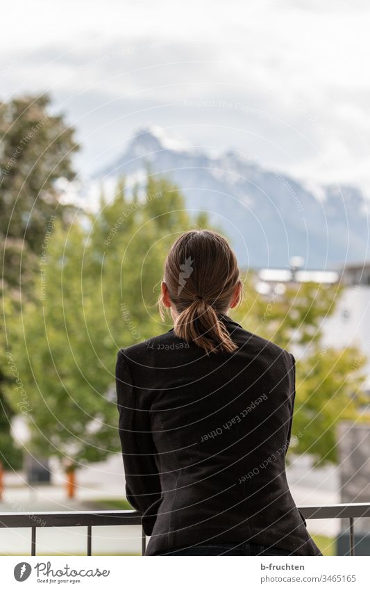 Frau auf Terrasse mit Blick zu den Bergen Geländer Balkon Terasse Business Himmel Erholung Landschaft erholen Sakko Anzug Student Haare Blick nach vorn Ausblick