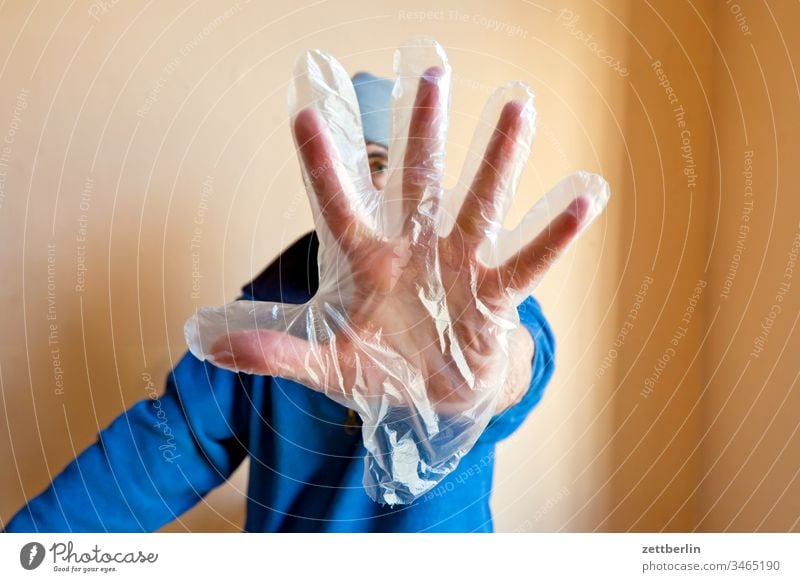 Abwehrhaltung abschirmung angst atemschutz corona covid gefahr gesichtsmaske hand handschuh infektion infektionsschutz isolation mann mensch textfreiraum virus