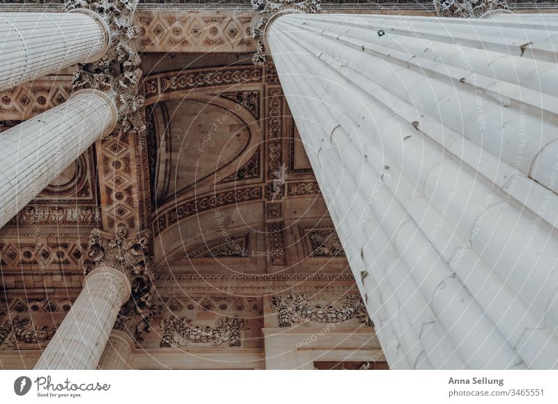 Blick nach oben entlang einer maßiven Säule auf Strukturen in der Decke blickführung entdecken Architektur beobachten bewundern Pastellton Strukturen & Formen