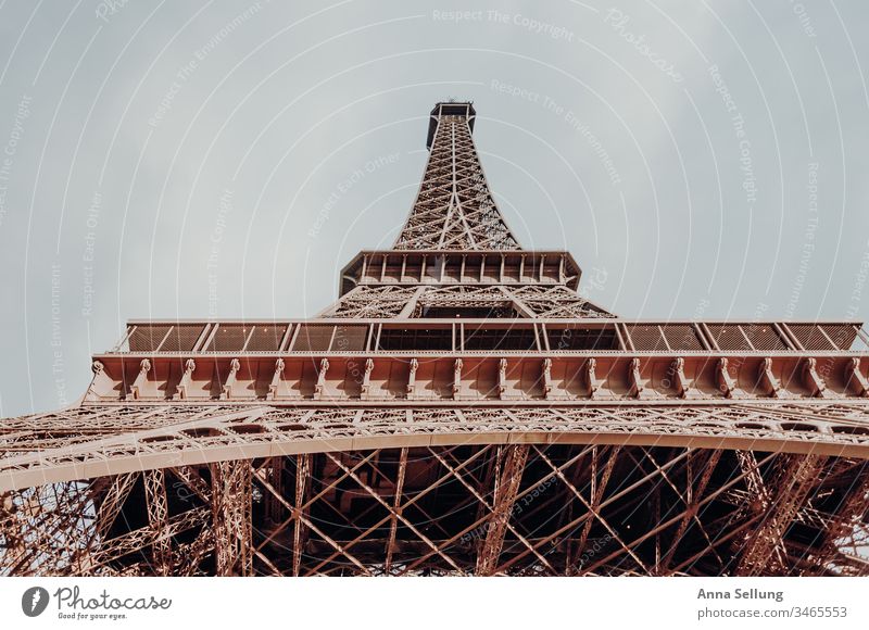 Der Eiffelturm ganz groß im Glanz Tour d'Eiffel Frankreich Paris Hauptstadt Stahl Bauwerk Europa Sehenswürdigkeit Wahrzeichen Architektur Farbfoto Außenaufnahme