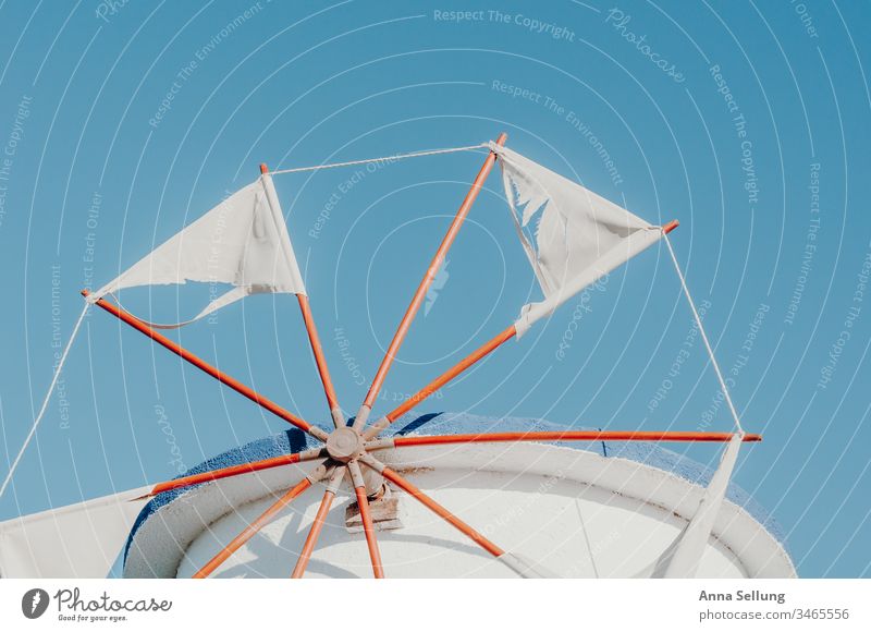 Windmühle beim blauen Himmel mit kaputten Blättern — Griechenland Turm Windstille weiß Blauer Himmel Farbfoto Menschenleer Außenaufnahme Kykladen Mittelmeer