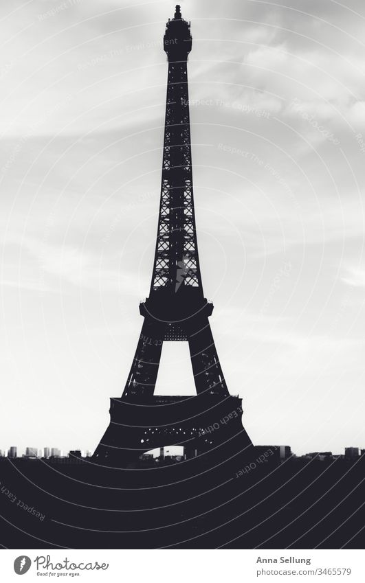 Eiffelturm als Silhouette in schwarz weiß Paris historisch Tour d'Eiffel Architektur Wahrzeichen Denkmal Turm Stadt Bauwerk Stahl Tourismus Menschenleer
