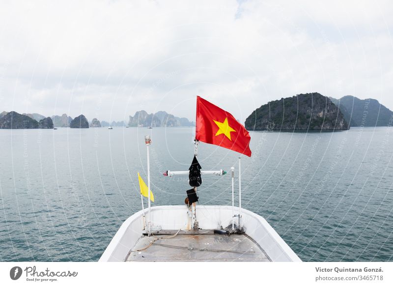 vietnamesische Flagge auf einem Boot halong Vietnam Asien Transparente Becken Gelassenheit Emblem Fahne Freiheit hafen Lagune See Landschaft Natur keine Person