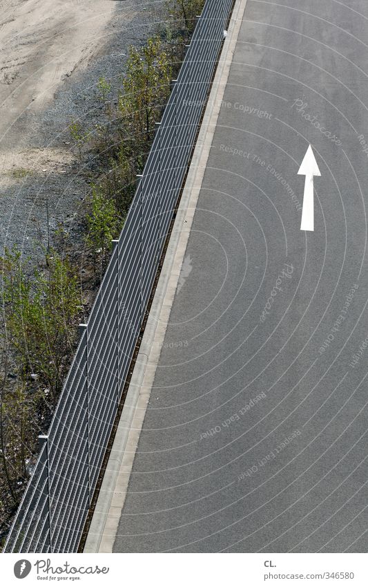 pfeilgerade Stadt Industrieanlage Platz Verkehr Verkehrswege Straßenverkehr Wege & Pfade Zeichen Pfeil trist grau Beginn Genauigkeit Ordnung Perspektive