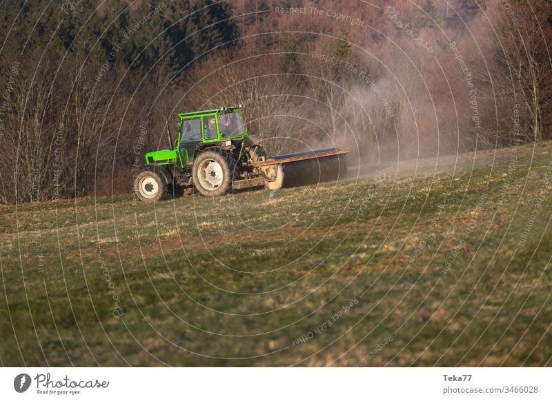 ein Traktor auf einer Wiese am Abend grüner Traktor moderner Traktor landwirtschaftlich Ackerbau Business Land Landschaft kultivieren Bodenbearbeitung Umwelt