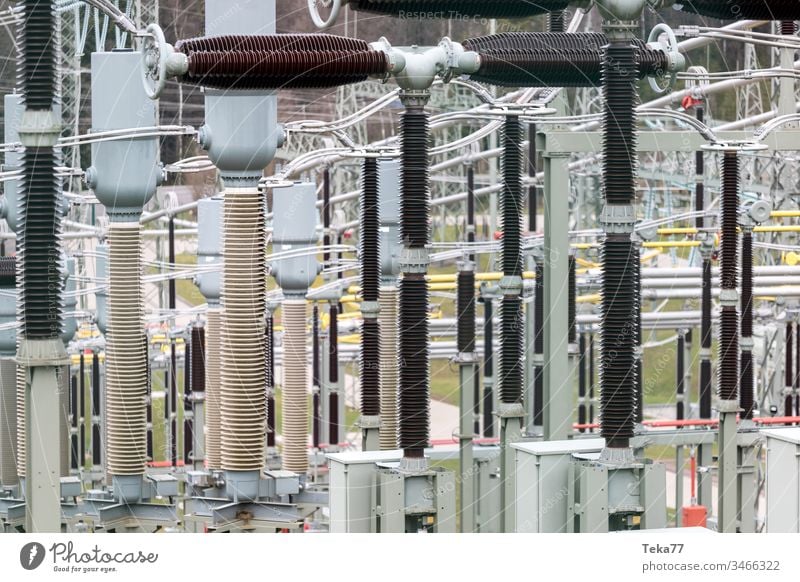 moderner Hochspannungsschaltanlagen-Hintergrund Hochspannungs-Umspannwerk Spannung Energie Elektrizität Stahl amp grün grau gelb stechend Unschärfe