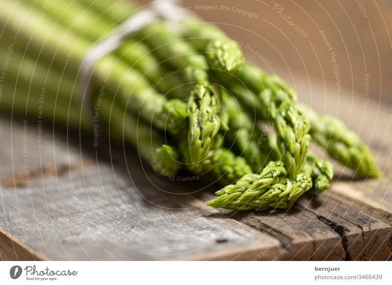 Nahaufnahme von rohem grünen Spargel Haufen gesund Ernährung Lebensmittel Roh Zutat Bio Diät Holz vegetarisch Gemüse Hintergrund frisch Vitamin Essen Gesundheit