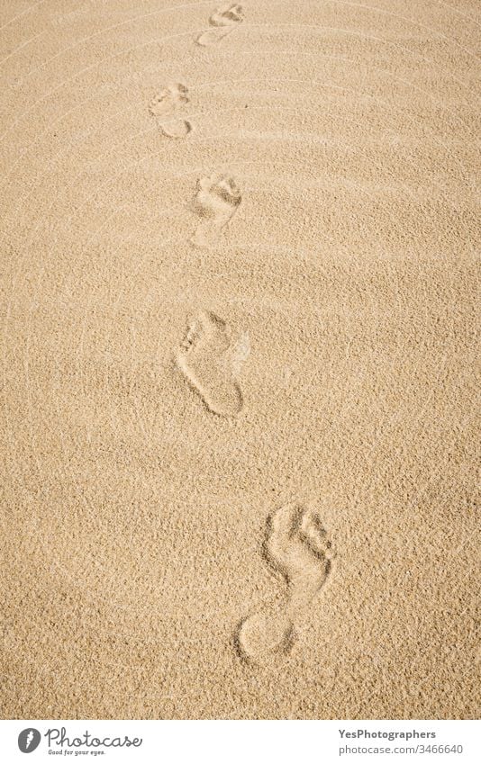 Barfüßige Fußabdrücke auf Sand. Spaziergang am Strand Deutscher Strand allein Hintergrund nackte Füße europäische Insel feiner Sand Fußweg Fußspuren Fußstapfen