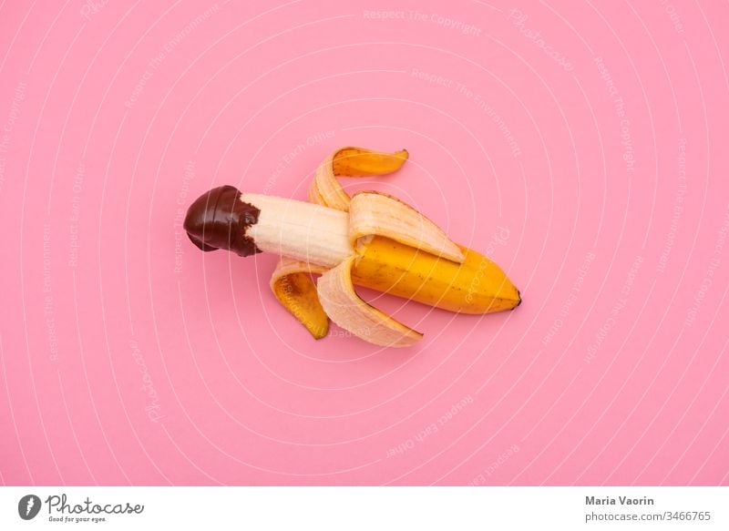 Vorliebe und Abneigung Anal banane Schokolade Symbolbild Sexuelle Vorliebe Menschenleer Farbfoto Sexualität Sexuelle Neigung Hintergrund neutral Experiment