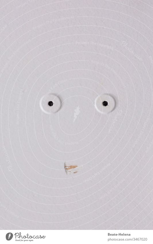 Weiße Wand mit zwei Bohrlöchern und Schramme: ein stummer Beobachter mit großen Augen Gesicht kulleraugen Mund staunender blick Zurückhaltung Aufmerksamkeit