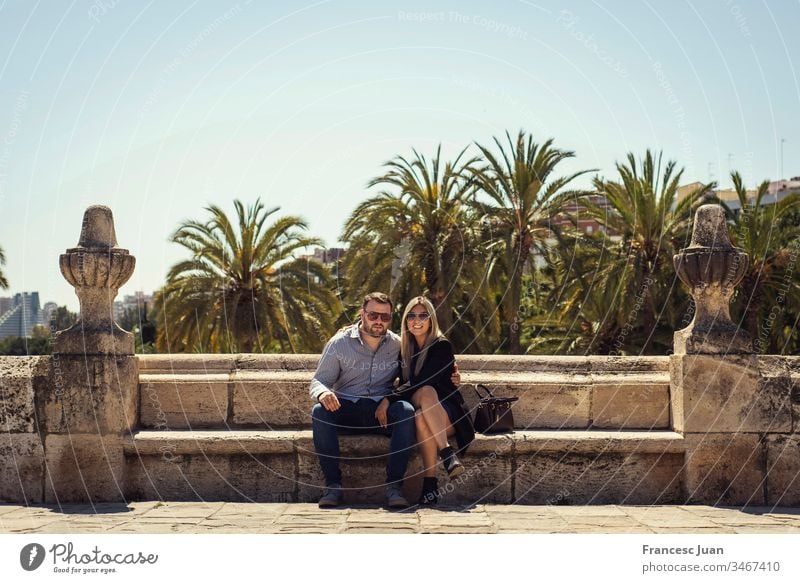 Junges elegantes Paar sündigt in einem Park in der Stadt Erwachsener Teenager blond kolumbianisch Spanien Mädchen jung Frau attraktiv Tag stylisch im Freien