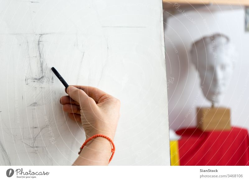 Künstlerin beim Zeichnen von Bleistift-Portrait, Nahaufnahme Malerei Werkstatt Zeichnung Kunst Anstreicher Hobby Hintergrund Bildhauerei Skizze Atelier Handwerk