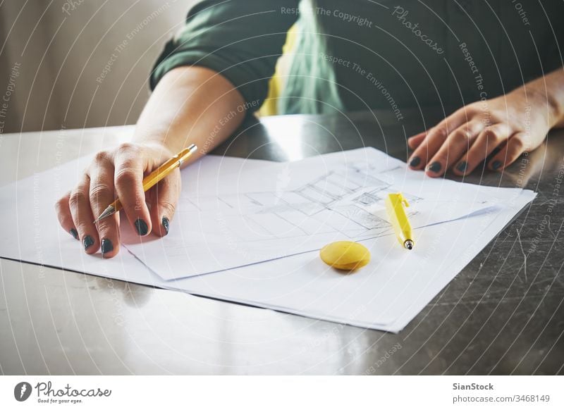 Architektin beim Skizzieren in ihrem Büro Business Arbeitsplatz Hände Schreibtisch Hand Tisch arbeiten Technik & Technologie Notebook Ansicht Kaffee nach oben