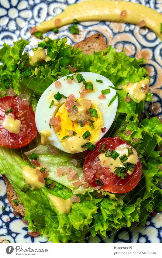 Hausgemachtes geröstetes Brot mit Kopfsalat, Tomaten, Ei und Senf Lebensmittel Belegtes Brot Zuprosten Salat Kirsch-Tomaotes Gekochtes Ei Gesundheit Mittagessen