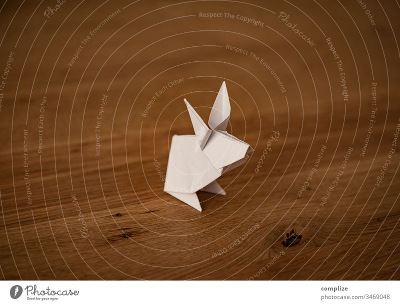 Kleiner Origami Osterhase Ostern Papier Holztisch Hase & Kaninchen Ostergeschenk gefaltet Basteln Kreativität kreativ Häschen Holzmaserung