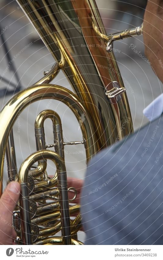 Detail eines Tenorhorns in Allgäuer Blaskapelle Blechblasinstrument Musik Kapelle Tubaspieler Musiker golden Ventile Finger Volksmusik Tusch Rohr Horn Blasmusik