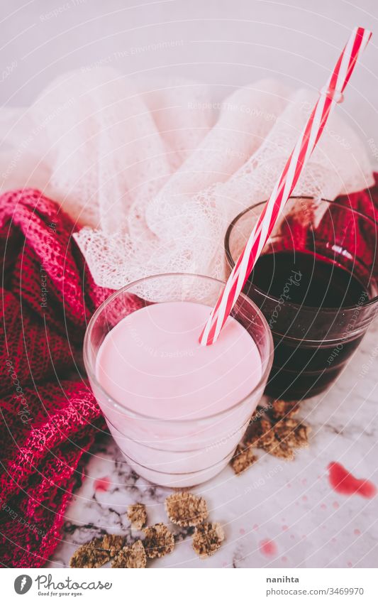 Wunderschöne Komposition in Rosa und Weiß von Milchshake und rotem Tee schütteln Erdbeeren Tagebuch melken lecker roter Tee Saft Beeren Himbeersaft Aufguss
