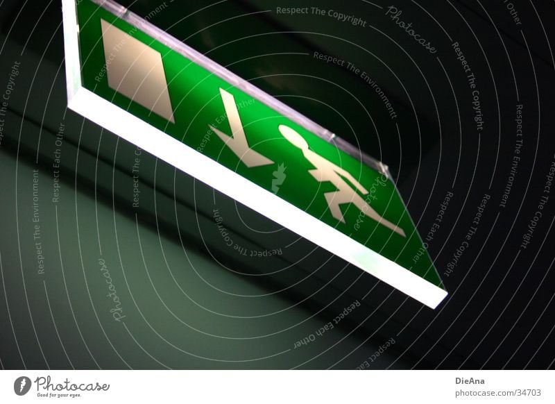 Escape Notausgang Symbole & Metaphern Licht grün weiß Mann Dinge Zeichen Hinweisschild Lampe Tür rennen run exit sign white