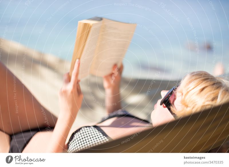 Dame liest Buch in einer Hängematte. bezaubernd attraktiv Strand schön Schönheit Bikini blond blau Körper Kaukasier Nahaufnahme Bildung Gesicht Frau Mädchen