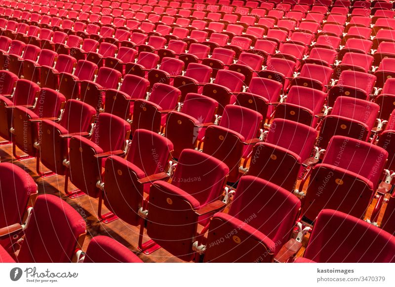 Theaterstuhl in roter Farbe im Konferenzraum. Sitz Stuhl Tagung Innenbereich Aula leer Kino Saal niemand Reihe Sitzgelegenheit Sitzung Film Veranstaltung