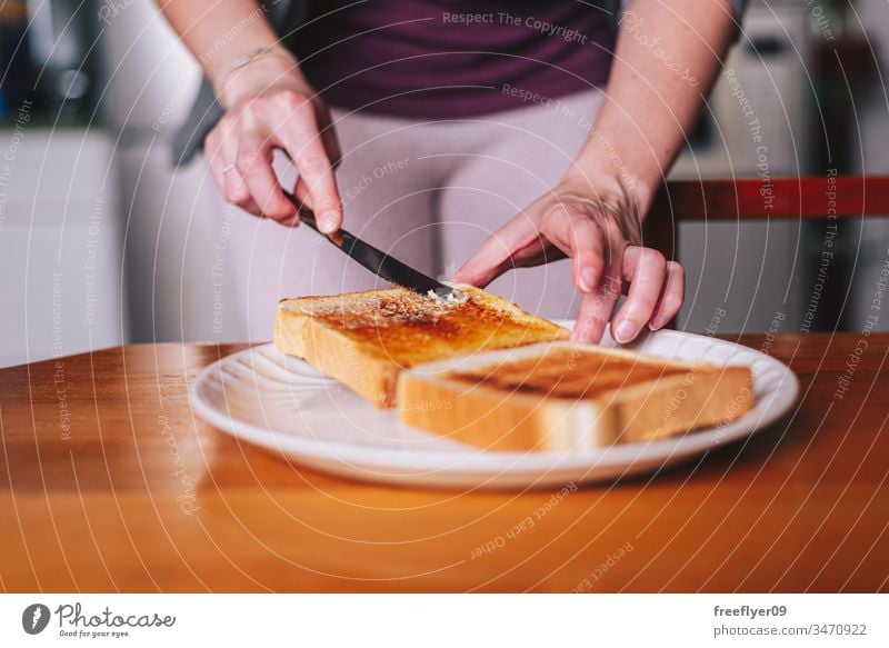 zwei Hände, die Butter auf Toast streichen sich[Akk] ausbreitend Zuprosten Teller Frühstück Messer Lebensmittel Küche Morgen Mahlzeit Margarine verbreitern