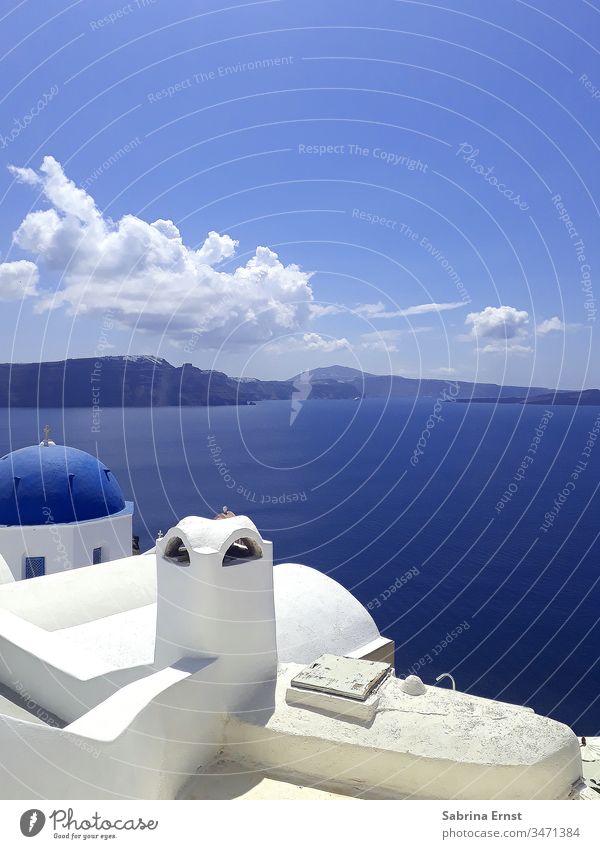 Beautiful outlook from Santorini santorini greece greek white house blue ocean sea travel city town holiday vacation blaue Kuppel meer Griechenland island insel