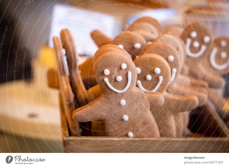 Lebkuchenmänner in einer Schachtel auf einem Marktstand Ordnung Hintergrund backen gebacken Bäckerei Biskuit braun heiter Nahaufnahme Keks Cookies Dekor