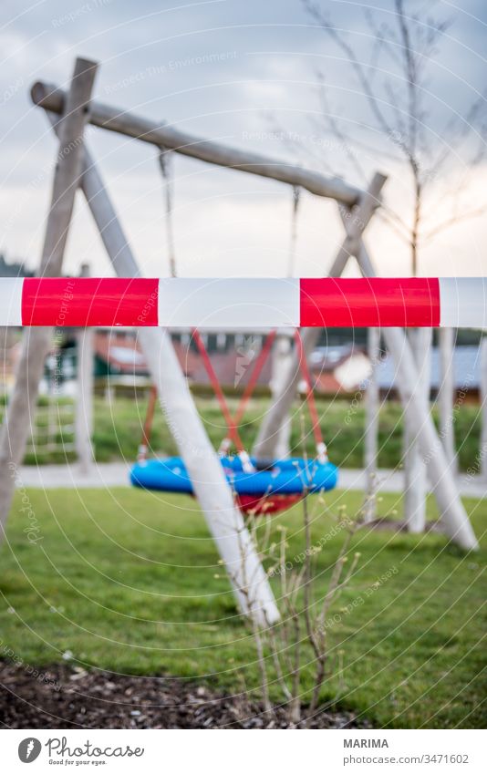 Spielplatz abgesperrt 2020 Absperrband Ansteckung Ausgangssperre Corona Coronavirus Gefahr Maßnahme Nestschaukel SARS-CoV-2 Schaukel Schutz Schutzmaßnahme